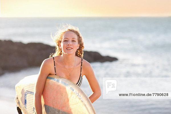 Junge Frau mit Surfbrett