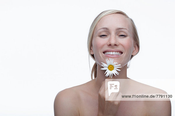 Junge Frau mit Gänseblümchen