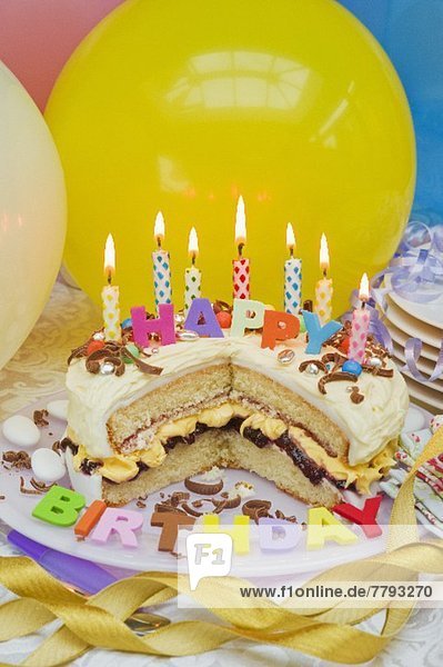 Biskuittorte mit Kerzen zum Geburtstag  Luftballons