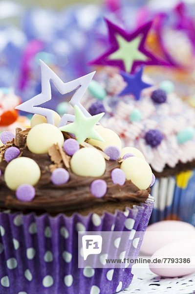 Cupcakes mit Sterndeko und Süssigkeiten für eine Party