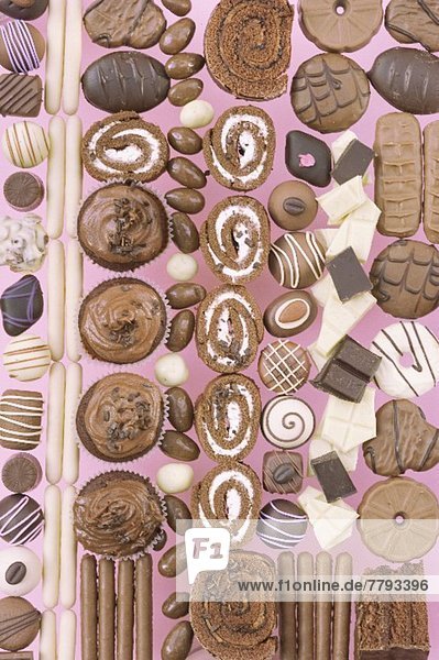 Verschiedene Schokopralinen  Schokoladengebäck und Schokoladenrolle