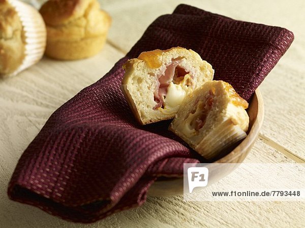 Muffin mit Schinken-Käse-Füllung