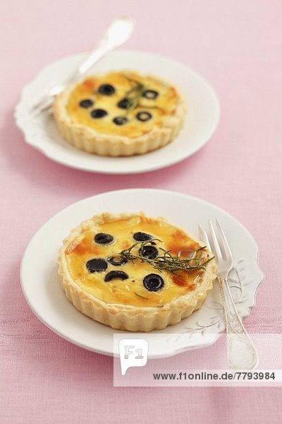 Goat's cheese tartlets with olives and rosemary honey