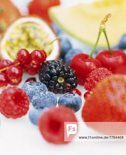 Verschiedene frische Früchte und Beeren