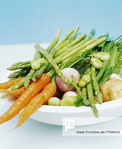 Nahaufnahme von einer Schüssel mit Frühlingsgemüse (Karotten  Bohnen  Spargel  Rüben und Kartoffeln)