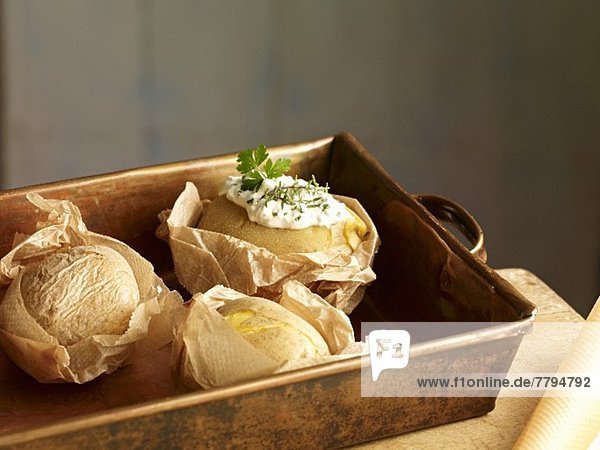 Folienkartoffeln mit Kräuterdip
