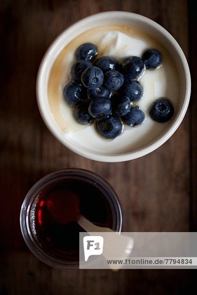 Griechischer Joghurt mit frischen Blaubeeren und kanadischem Ahornsirup