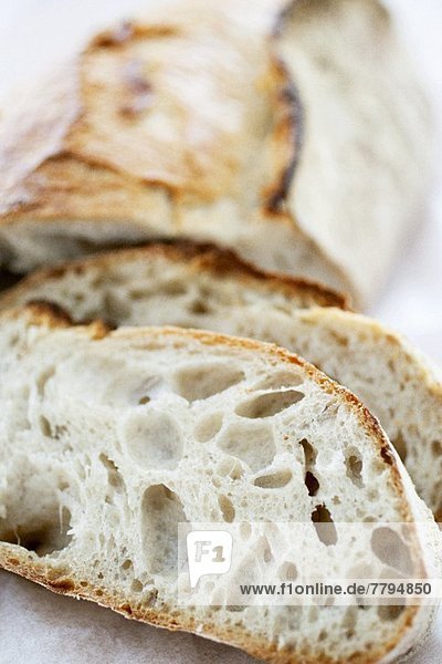 Sauerteigbrot mit abgeschnittenen Scheiben