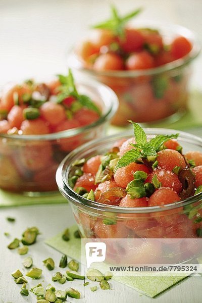 Wassermelonen-Dattel-Salat mit gerösteten Pistazien und Minze