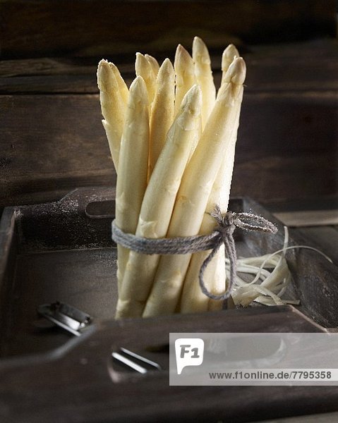 A bunch of white asparagus on a wooden tray