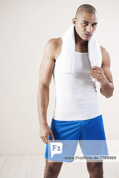 Fitnesstraining Mann Kleidung weiß Hintergrund Studioaufnahme work out