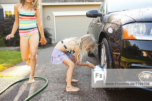 Vereinigte Staaten von Amerika USA Wohnhaus Schwester Auto Sommer waschen Sonnenlicht Fahrweg Nachmittag