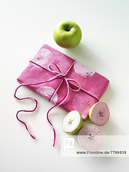 Geschenk  benutzen  Papier  schneiden  Produktion  weiß  Verpackung  pink  Farbe  Farben  Apfel  Großmutter  Handwerk  Demonstration  Hälfte  bemalen
