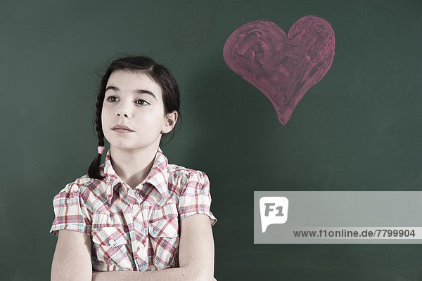 überqueren  Portrait  sehen  frontal  Zeichnung  Klassenzimmer  Schreibtafel  Tafel  herzförmig  Herz  Seitenansicht  Mädchen