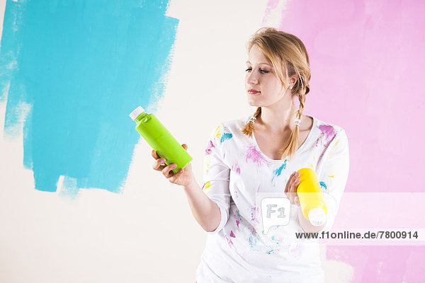 Frau  halten  jung  Farbe  Farben  schießen  Studioaufnahme  bemalen
