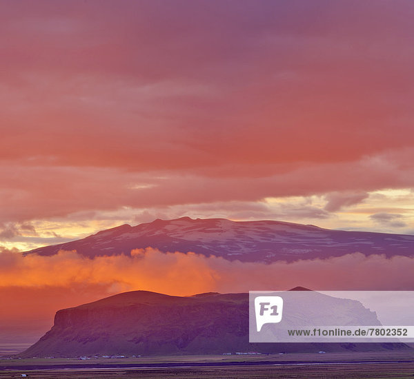 Sonnenuntergang an der Südküste  hinten der Eyjafjallajökull
