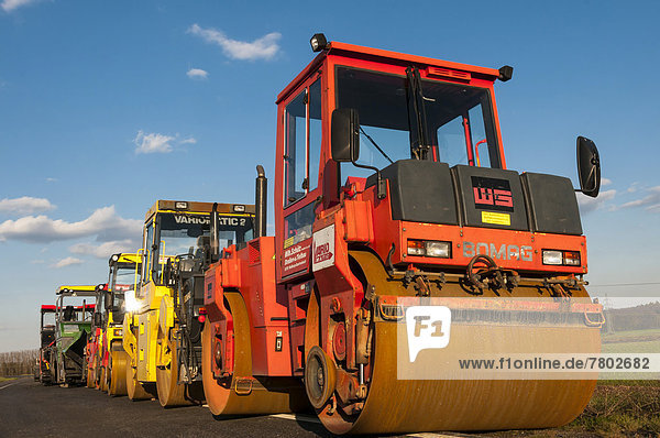 Road rollers or roller-compactors for tarmacking