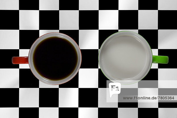 Tasse mit Kaffee und Tasse mit Milch