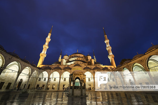 Innenhof Blaue Moschee  auch Sultan-Ahmed-Moschee  Sultanahmet Camii  UNESCO-Weltkulturerbe