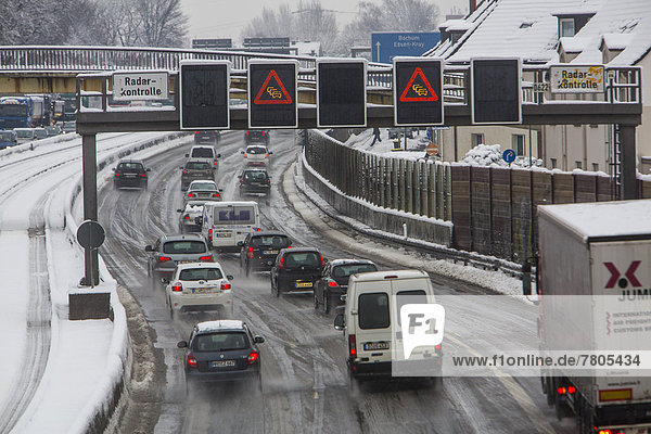 Starker Verkehr auf der Autobahn A40 im Winter  Ruhrschnellweg