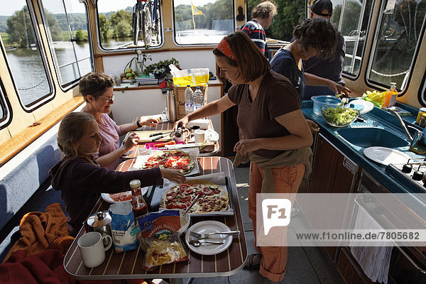 Gemeinsame Zubereitung des Mittagessens im Aufenthaltsraum einer Penichette  Hausboot auf der Saône