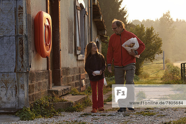 Vater und Tochter beim Broteinkauf am frühen Morgen