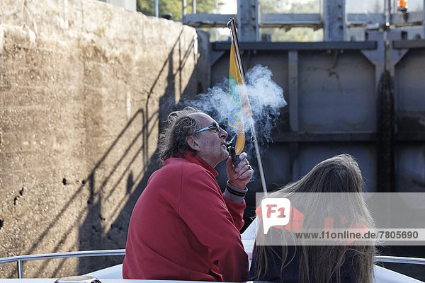 Vater und Tochter in der Schleusenkammer beim Hochschleusen  Vater raucht Pfeife  Hausboot auf dem Canal des Vosges  früher Canal de l?Est  Schleuse 24 bei PK 114