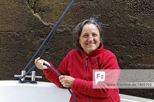 Urlauberin hält Seil zur Sicherung des Bootes in der Schleusenkammer  Hausboot auf dem Canal des Vosges  früher Canal de l?Est  bei PK 102 5  Schleuse 7