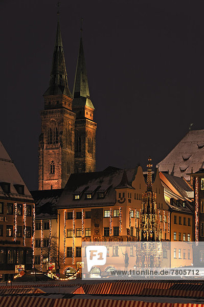 Beleuchteter Nürnberger Christkindlesmarkt  hinten der Schöne Brunnen und die Sebalduskirche