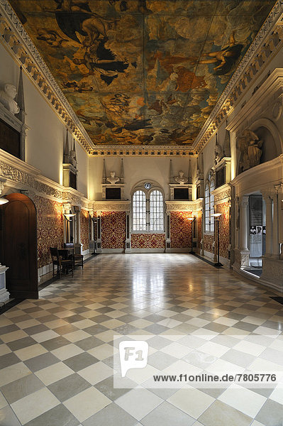 Restaurierter Hirsvogelsaal mit Leinwanddecke  Darstellung Sturz des Phaethon  gebaut 1534  im Stile der italienischen Renaissance
