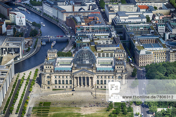 Luftbild  Reichstagsgebäude  Platz der Republik  Regierungsviertel  Spreebogen