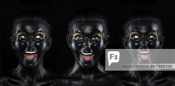 Dreifaches Gesicht einer lachenden jungen Frau  bemalt mit schwarzer Farbe  mit bunten Wimpern
