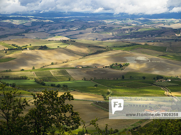 Italien Blick von Montalcino auf die Toskana