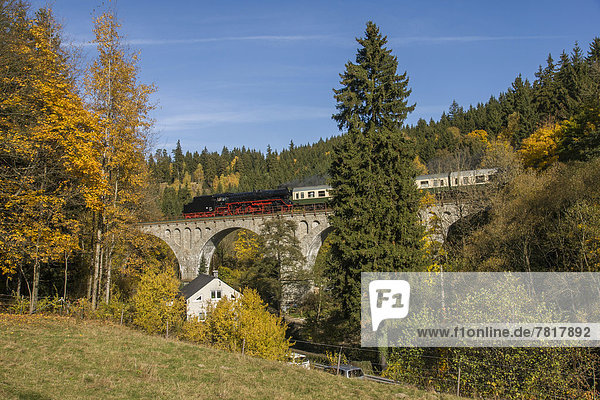 Viadukt an der Bärenmühle bei Wurzbach  Personenzug mit Dampflok