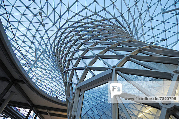 Italien Lombardei Milan's New Fair Complex bei Nacht.