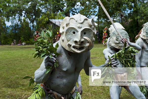 Maskierter und bemalter Volksstamm feiert das traditionelle Sing Sing im Hochland