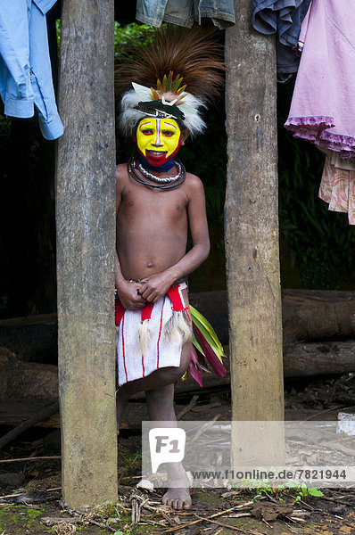 Bunt geschmückter und bemalter Junge feiert das traditionelle Sing Sing im Hochland