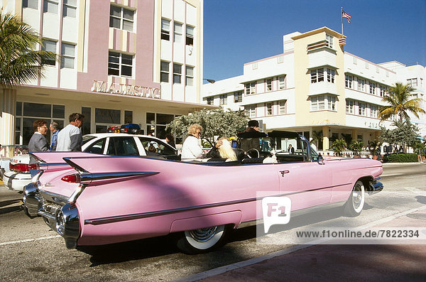 Pinker Cadillac Cabrio geparkt auf Ocean Drive