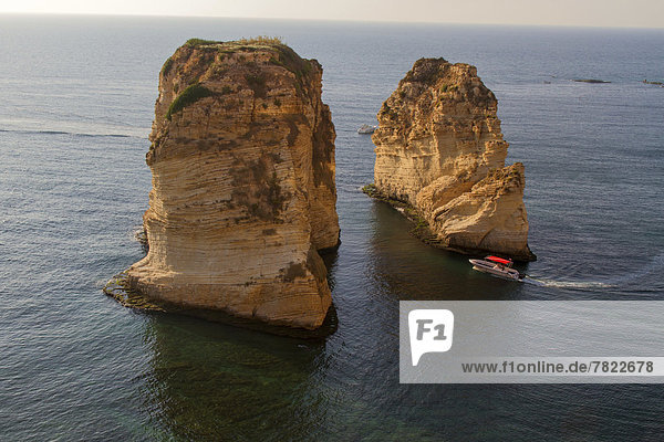 Motorboot zwischen den El-Rawsheh-Felsen oder Pigeon Rocks