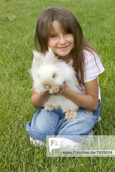 niedlich  süß  lieb  Fröhlichkeit  Liebe  lächeln  Freundschaft  Tier  Haustier  Kaninchen  Teddy  Teddybär  Mädchen  Glück