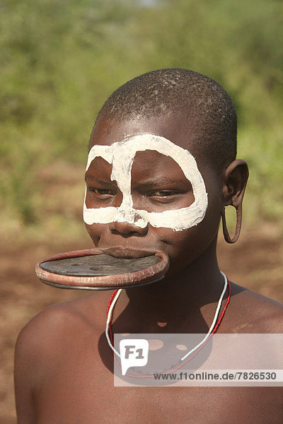 Nationalpark  Portrait  Frau  Tradition  Halskette  Kette  jung  Ethnisches Erscheinungsbild  Gesichtsbemalung  Afrika  Äthiopien  Collier  Volksstamm  Stamm
