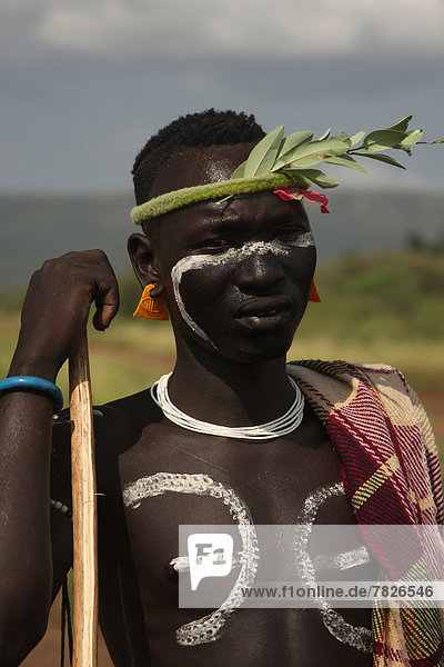 Nationalpark  Portrait  Mann  Tradition  Kopfschmuck  jung  Ethnisches Erscheinungsbild  Gesichtsbemalung  Afrika  Körperbemalung  Äthiopien  Volksstamm  Stamm