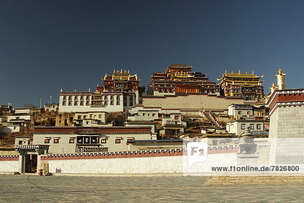 frontal  Gebäude  Architektur  Religion  Fassade  China  Tibet  Asien  Buddhismus  Yunnan
