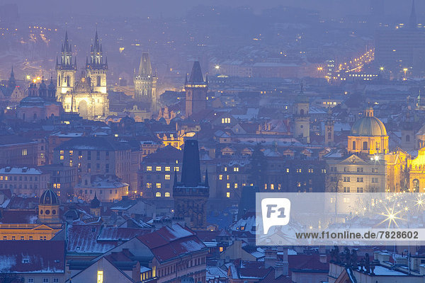 Prag Hauptstadt Stadt Kirchturm Tschechische Republik Tschechien Abenddämmerung alt