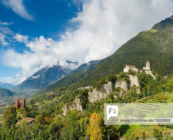 Trentino Südtirol  Europa  Berg  Palast  Schloß  Schlösser  Landschaft  Hügel  Dorf  Herbst  Tirol  Italien