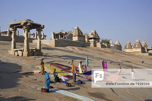 Frau  Kleidung  Stein  trocknen  Großstadt  bunt  Ruine  Kunst  Hampi  Asien  Indien  Karnataka  Vijayanagar