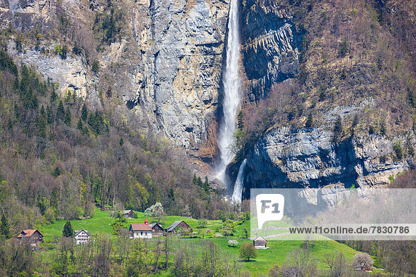 Felsbrocken Europa Wohnhaus Gebäude Steilküste Wasserfall Schweiz