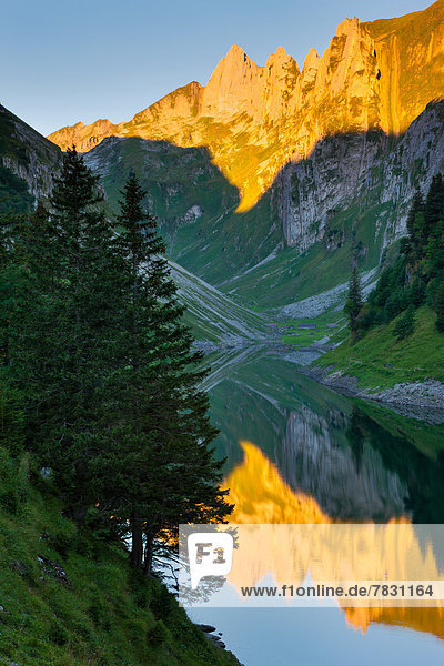 Europa Berg Spiegelung See Morgendämmerung Bergsee Schweiz Morgenlicht