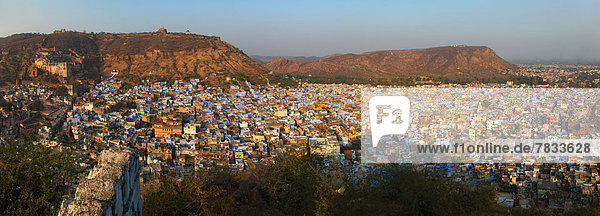 Panorama Helligkeit Wohnhaus Gebäude Hügel Stadt Großstadt Asien Indien Rajasthan