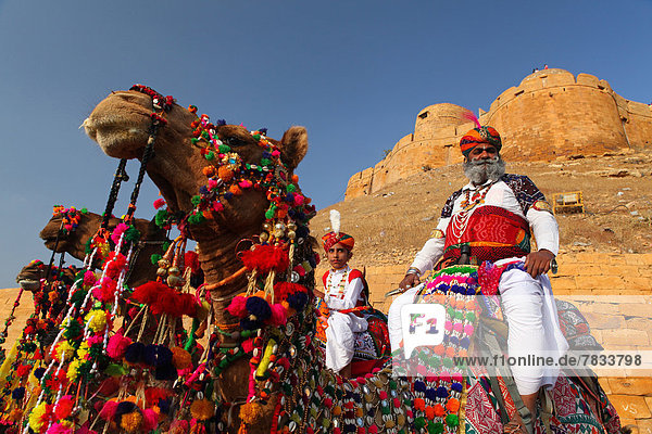 Fest festlich Party Attraktivität fahren Tourist Wüste Festung Dekoration Festival Asien Kamel Indien Jaisalmer Rajasthan